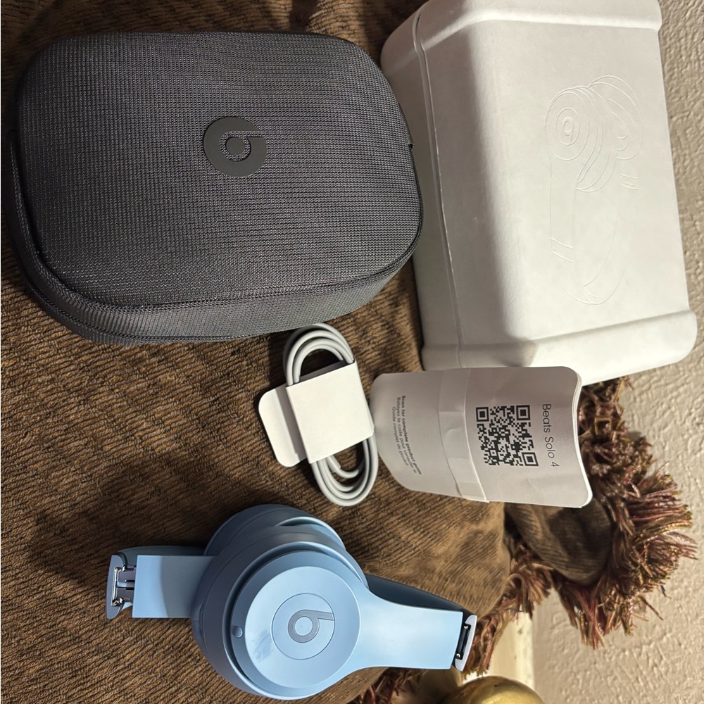 Beats Solo 4 Wireless Headphones in Excellent Condition